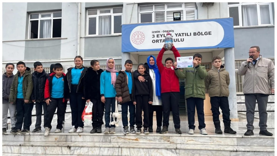 Sınıflar Arası Atık Pil Toplama Yarışmasında ilk 5 litrelik pet şiseyi dolduran 6/A Sınıfına Belgesi verildi.