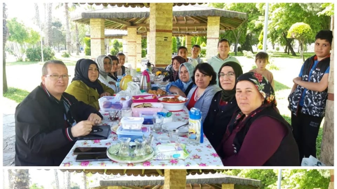 Sosyal Bilgiler Öğretmenimiz Nazife KILIÇARSALAN 5-B Sınıfı öğrencileri ve velileri ile Kültür Parkta Kahvaltı Etkinliği yapıldı.